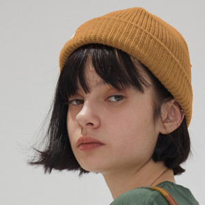 Női mindennapi téli sapka emblémával