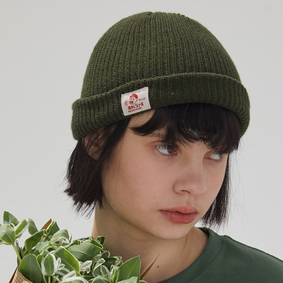 Női mindennapi téli sapka emblémával