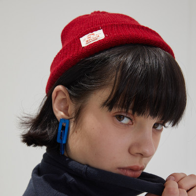 Női mindennapi téli sapka emblémával