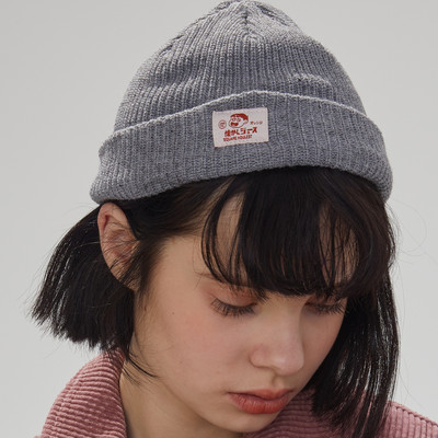 Női mindennapi téli sapka emblémával