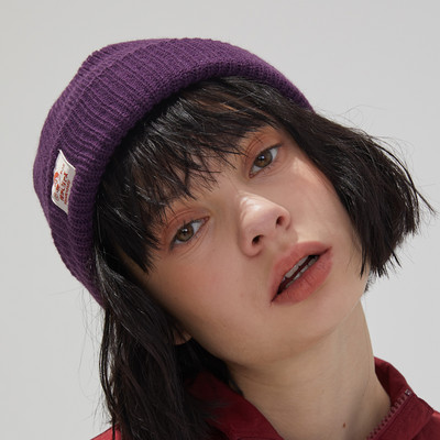 Női mindennapi téli sapka emblémával