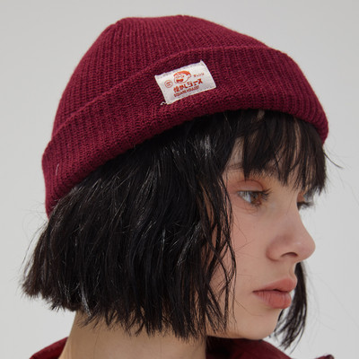 Női mindennapi téli sapka emblémával