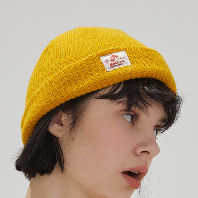 Női mindennapi téli sapka emblémával