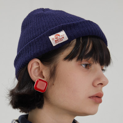 Női mindennapi téli sapka emblémával