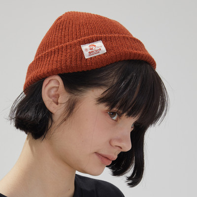 Női mindennapi téli sapka emblémával