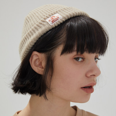 Női mindennapi téli sapka emblémával