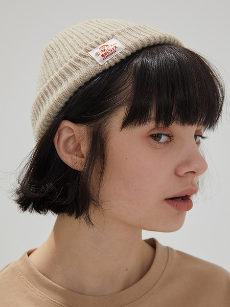 Női mindennapi téli sapka emblémával