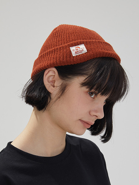 Női mindennapi téli sapka emblémával