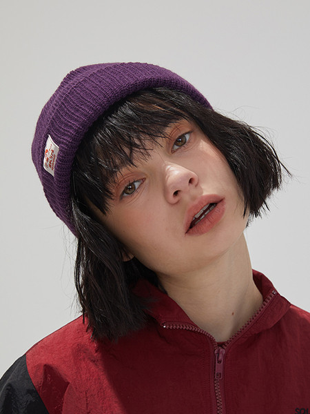 Női mindennapi téli sapka emblémával