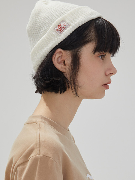 Női mindennapi téli sapka emblémával