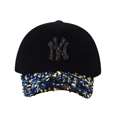 Aktuális női sapka napellenzővel és flitterekkel