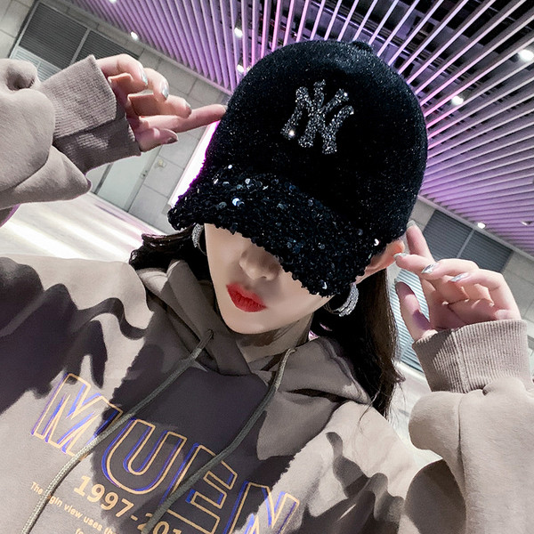 Aktuális női sapka napellenzővel és flitterekkel