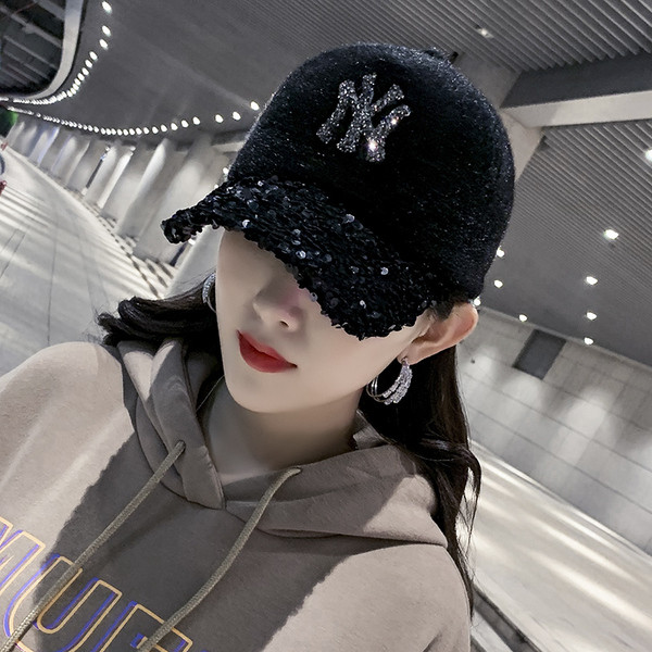 Aktuális női sapka napellenzővel és flitterekkel