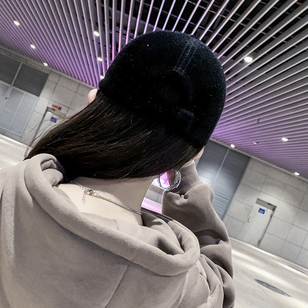 Aktuális női sapka napellenzővel és flitterekkel