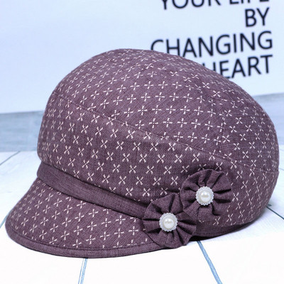 Μοντέρνο γυναικείο καπέλο με γείσο και τρισδιάστατα στοιχεία