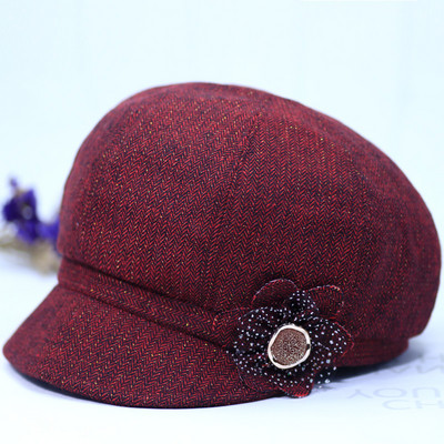 Μοντέρνο γυναικείο καπέλο με γείσο και τρισδιάστατα στοιχεία