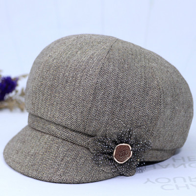 Μοντέρνο γυναικείο καπέλο με γείσο και τρισδιάστατα στοιχεία