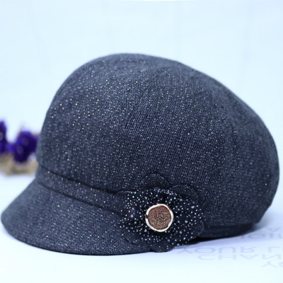 Μοντέρνο γυναικείο καπέλο με γείσο και τρισδιάστατα στοιχεία