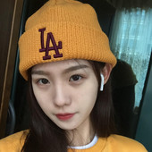 Kötött női sapka hímzéses felirattal