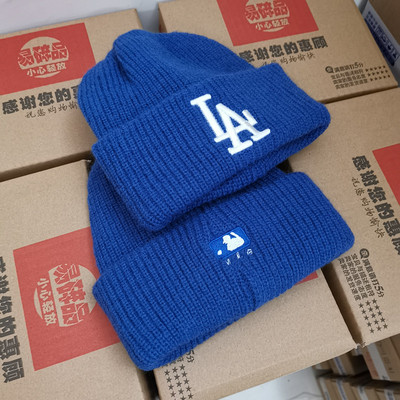 Kötött női sapka hímzéses felirattal