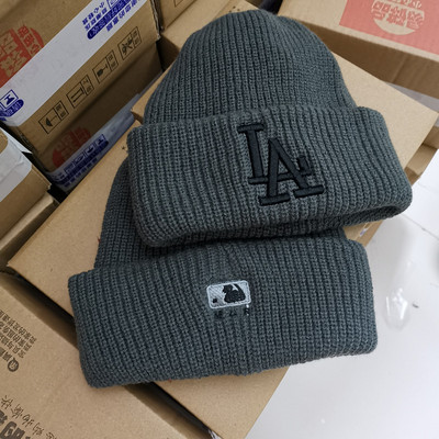 Kötött női sapka hímzéses felirattal