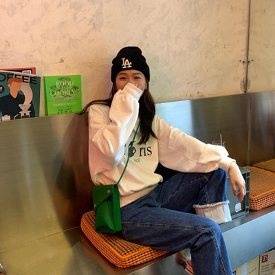 Kötött női sapka hímzéses felirattal