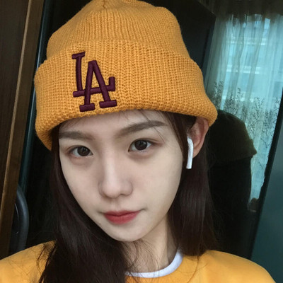 Kötött női sapka hímzéses felirattal