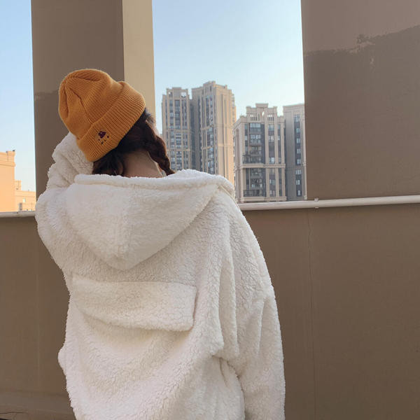 Kötött női sapka hímzéses felirattal