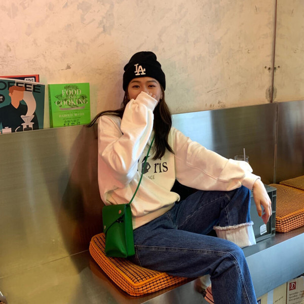 Kötött női sapka hímzéses felirattal