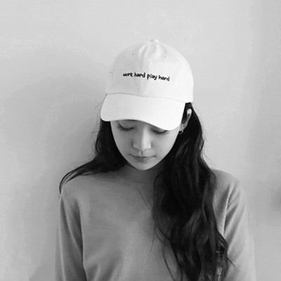 Καθημερινό γυναικείο καπέλο - με γείσο και κέντημα