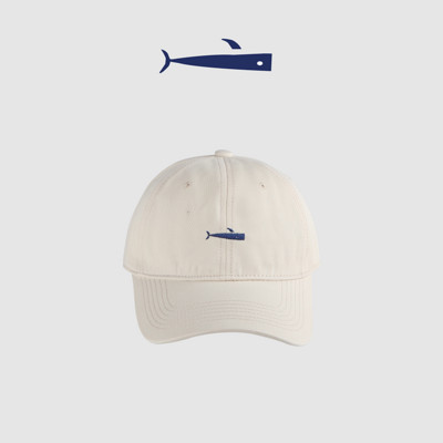 Hétköznapi női sapka - hímzéssel és napellenzővel