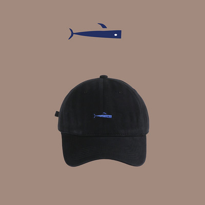 Hétköznapi női sapka - hímzéssel és napellenzővel