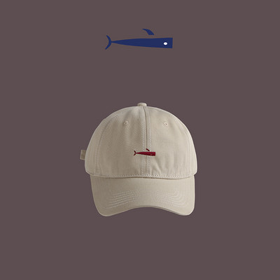 Hétköznapi női sapka - hímzéssel és napellenzővel