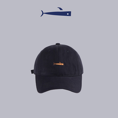 Hétköznapi női sapka - hímzéssel és napellenzővel