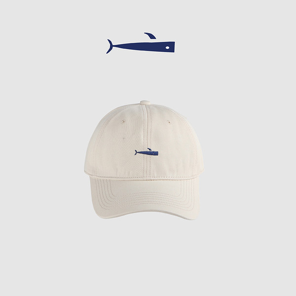 Hétköznapi női sapka - hímzéssel és napellenzővel