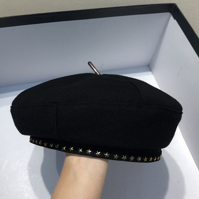 Stílusos fekete női sapka arany csillagokkal