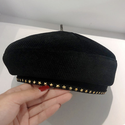 Stílusos fekete női sapka arany csillagokkal