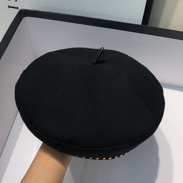 Stílusos fekete női sapka arany csillagokkal