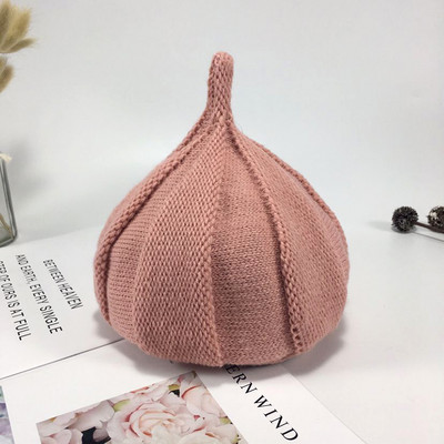 Egyszínű női kötött sapka