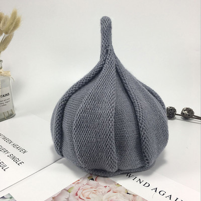 Egyszínű női kötött sapka