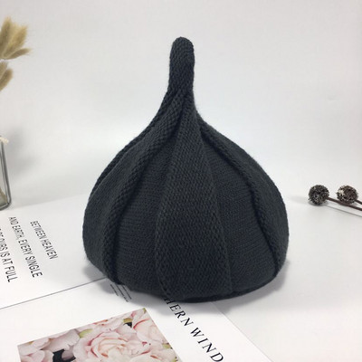 Egyszínű női kötött sapka