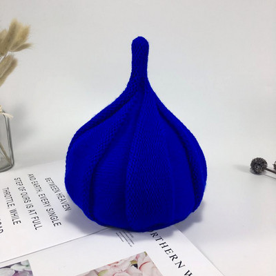 Egyszínű női kötött sapka