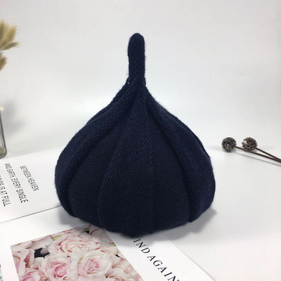 Egyszínű női kötött sapka