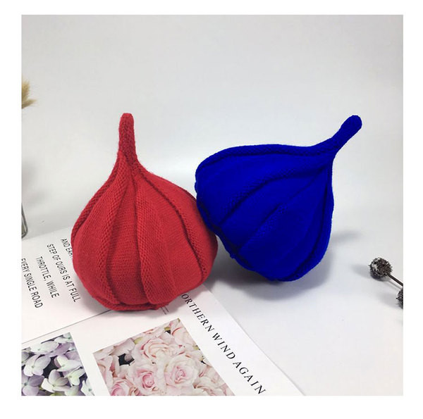 Egyszínű női kötött sapka