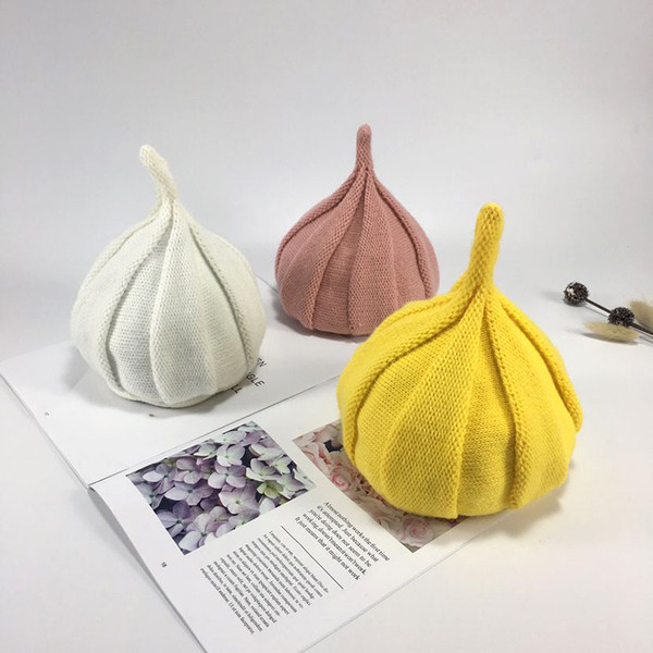 Egyszínű női kötött sapka