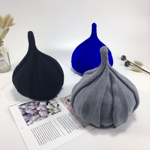 Egyszínű női kötött sapka