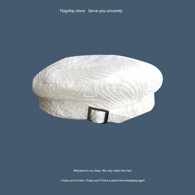 Stílusos fehér barett típusú sapka fém csattal