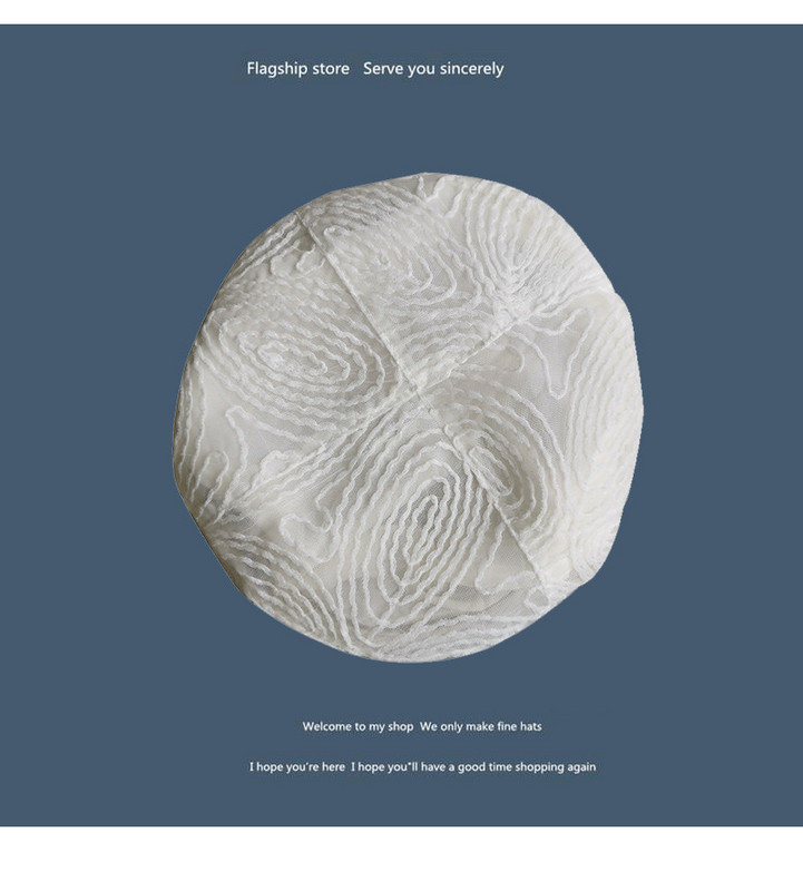 Stílusos fehér barett típusú sapka fém csattal