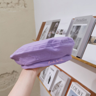 Modern női barett hímzett felirattal