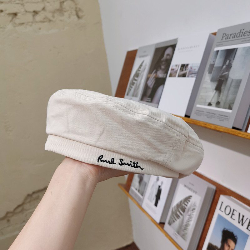 Modern női barett hímzett felirattal